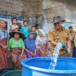 Pj Gubernur Banten Al Muktabar Pantau Penyaluran Bantuan Air Bersih ke Masyarakat