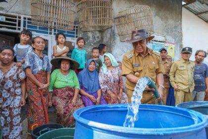 Pj Gubernur Banten Al Muktabar Pantau Penyaluran Bantuan Air Bersih ke Masyarakat