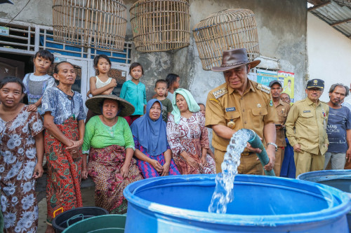 Pj Gubernur Banten Al Muktabar Pantau Penyaluran Bantuan Air Bersih ke Masyarakat