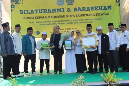 Airin Rachmi Diany mendapat penghargaan dari Forum Kepala Madrasah Kota Tangerang Selatan (Tangsel) (3)