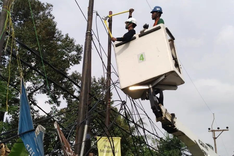DSDABMBK Tangsel Putus Kabel Optik di Jalan Merpati Raya | Wartabanten.com